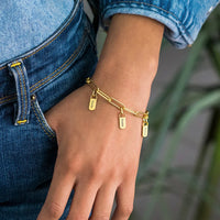 ✨ Personalized Rectangular Nameplate Bracelet ✨
Celebrate individuality and connection with this customizable rectangular bracelet, crafted from premium stainless steel for lasting shine and durability. Designed for both