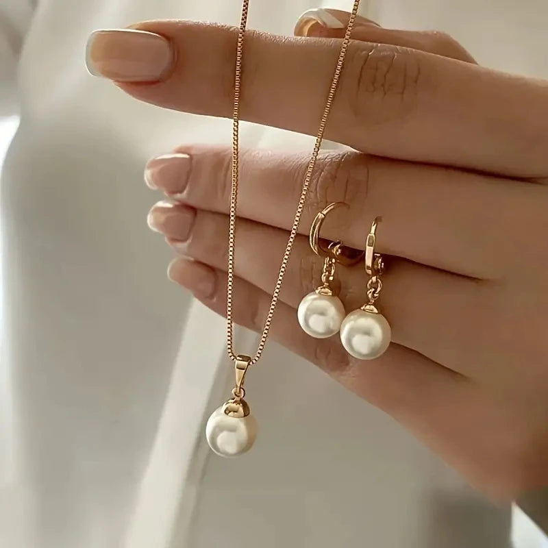 ✨ Elegant Imitation Pearl Jewelry Set for Women ✨
Add a touch of timeless beauty to your style with this vintage-inspired jewelry set, featuring a gold-tone chain necklace and matching earrings adorned with classic imitat