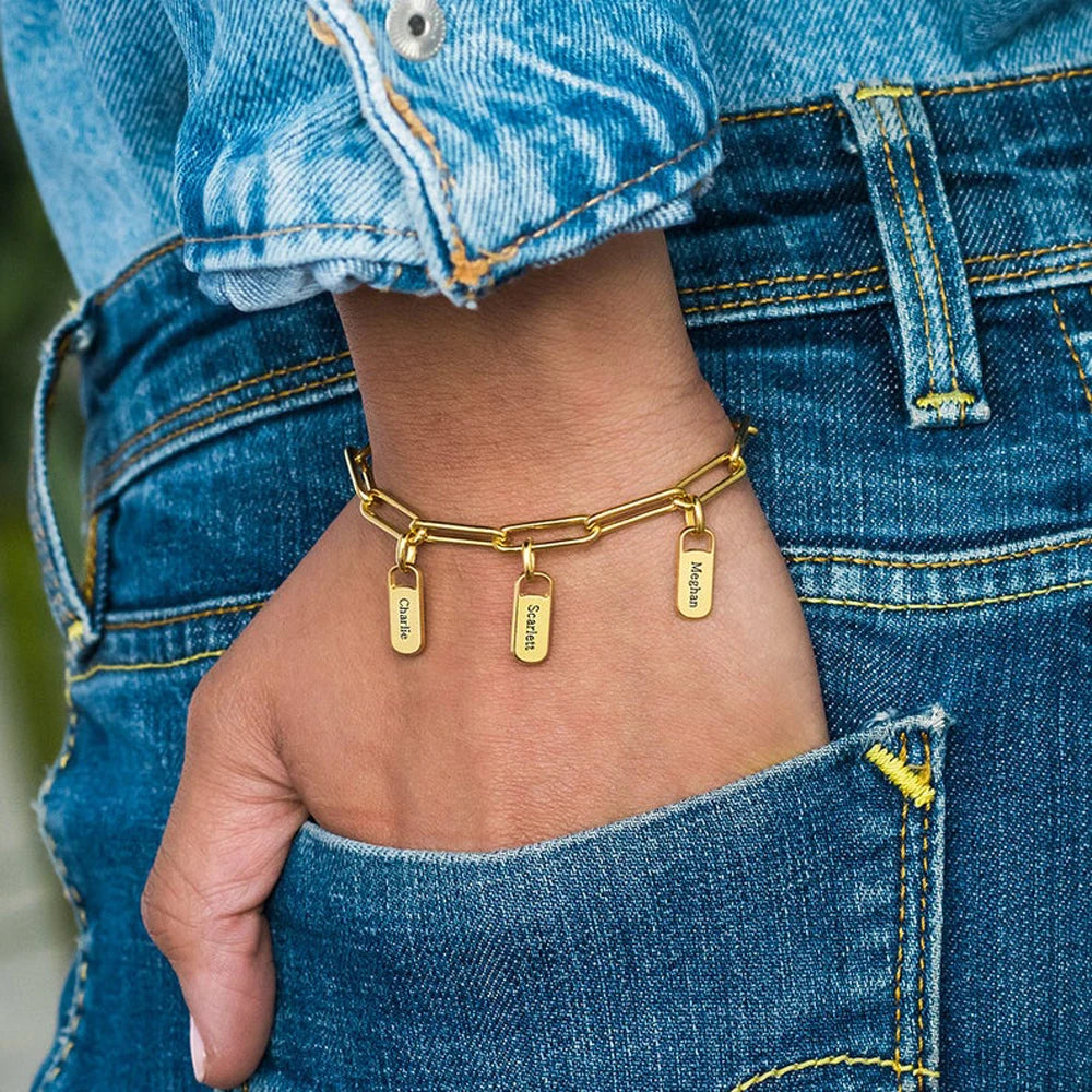 ✨ Personalized Rectangular Nameplate Bracelet ✨
Celebrate individuality and connection with this customizable rectangular bracelet, crafted from premium stainless steel for lasting shine and durability. Designed for both