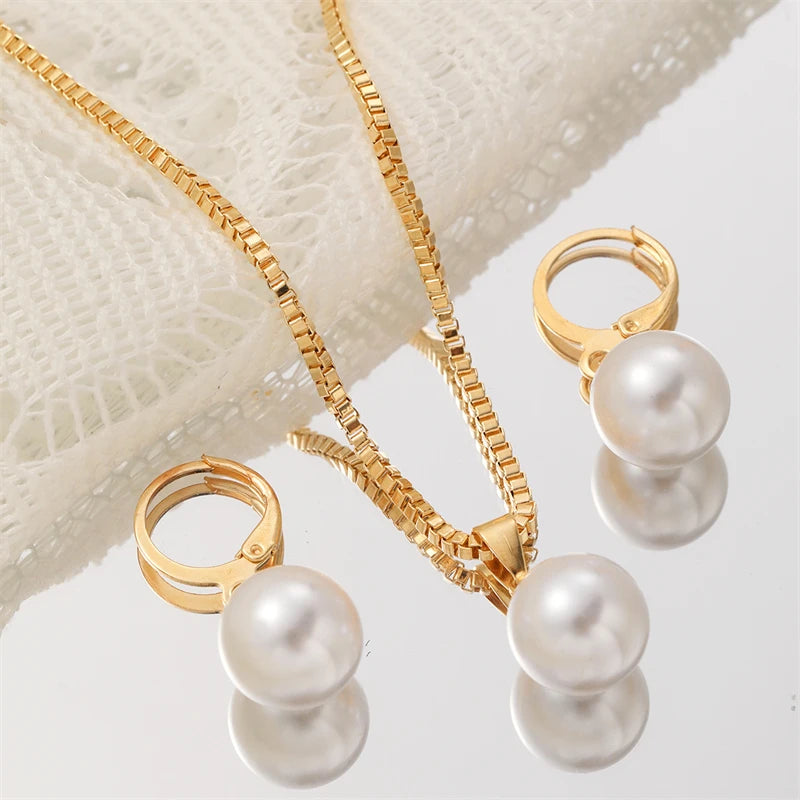 ✨ Elegant Imitation Pearl Jewelry Set for Women ✨
Add a touch of timeless beauty to your style with this vintage-inspired jewelry set, featuring a gold-tone chain necklace and matching earrings adorned with classic imitat