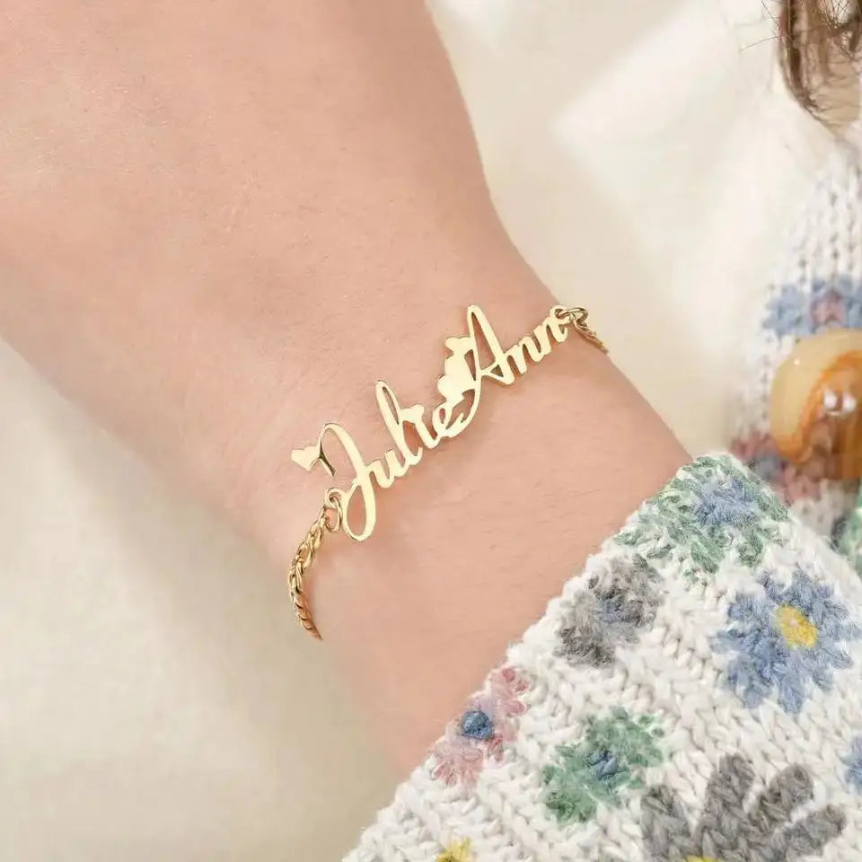 ✨ Personalized Custom Name Charm Bracelet for Women ✨
Express your unique style with this custom name Cuban link bracelet, crafted from high-quality stainless steel for lasting shine and durability. Designed for both wome