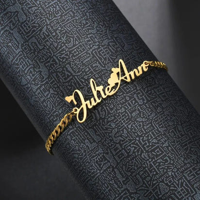 ✨ Personalized Custom Name Charm Bracelet for Women ✨
Express your unique style with this custom name Cuban link bracelet, crafted from high-quality stainless steel for lasting shine and durability. Designed for both wome