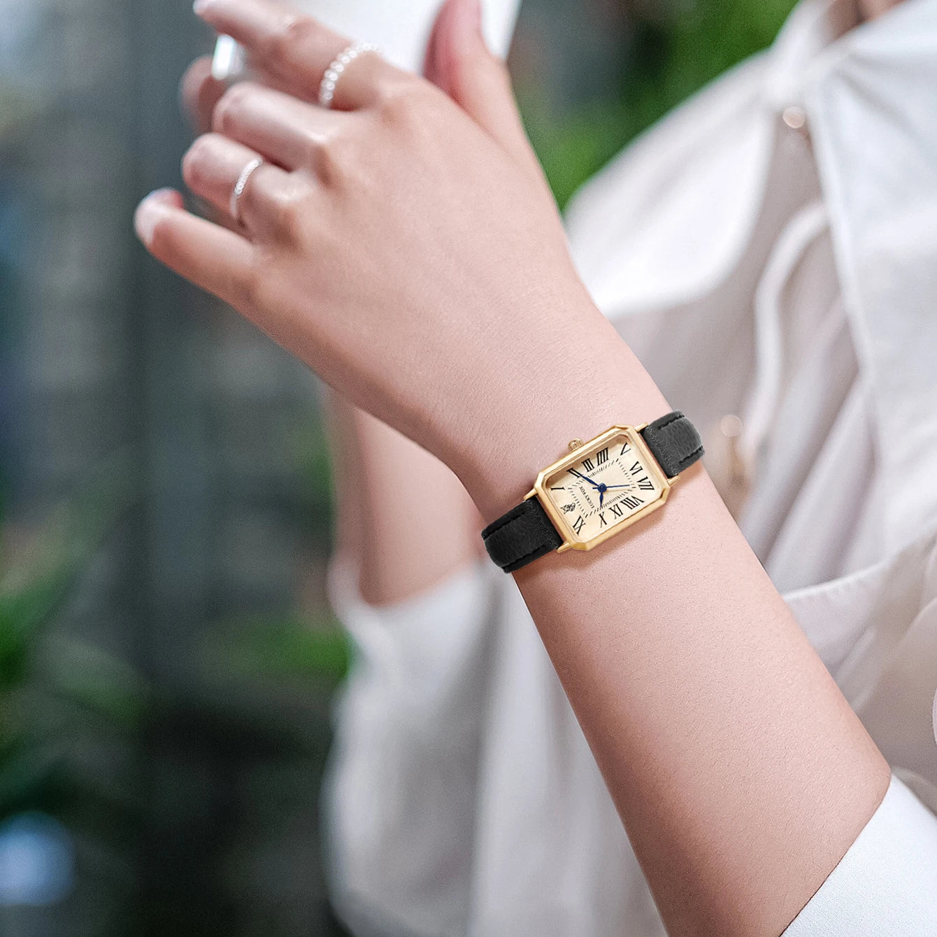 Retro Square Dial Quartz Watch – Elegant Leather Strap Timepiece for Women

Add a touch of timeless elegance to your wrist with this Fashion Retro Digital Dial Watch, designed with a stylish square face and a sleek leather