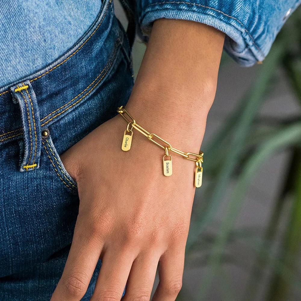 ✨ Personalized Rectangular Nameplate Bracelet ✨
Celebrate individuality and connection with this customizable rectangular bracelet, crafted from premium stainless steel for lasting shine and durability. Designed for both