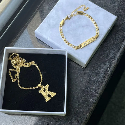 ✨ Personalized Custom Name Bracelet with Initial Pendant ✨
Make every moment special with this custom engraved name bracelet, beautifully designed with an initial letter charm for a personal touch. Crafted from high-quali