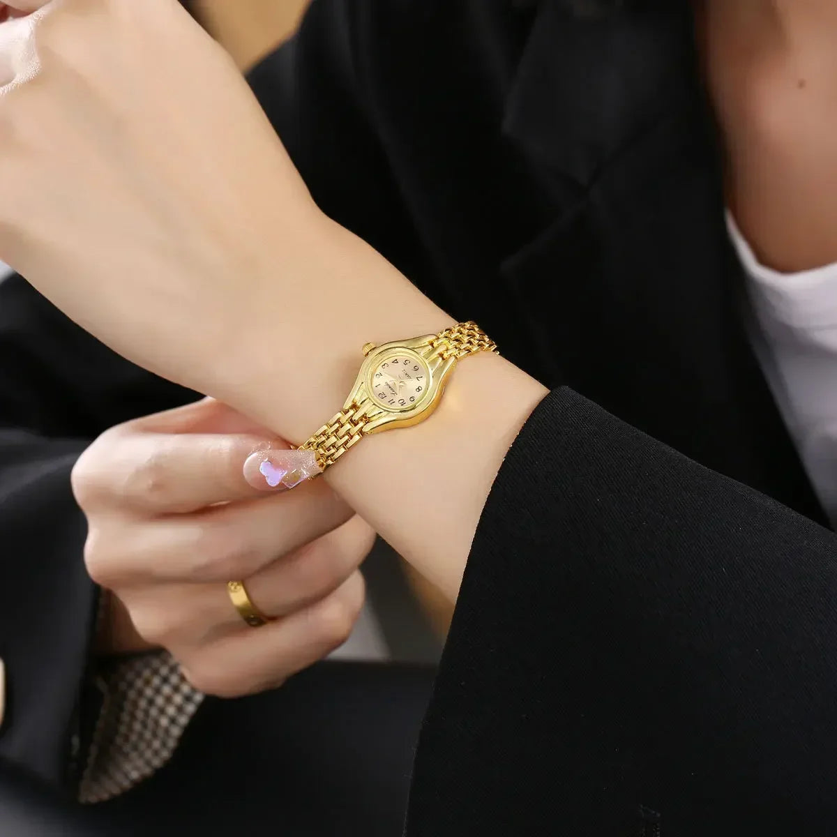 Elegant Women's Gold Bracelet Watch – Timeless Luxury on Your Wrist ✨

Discover sophistication and charm with this luxurious women's gold bracelet watch, designed for modern ladies who appreciate both style and elegance.