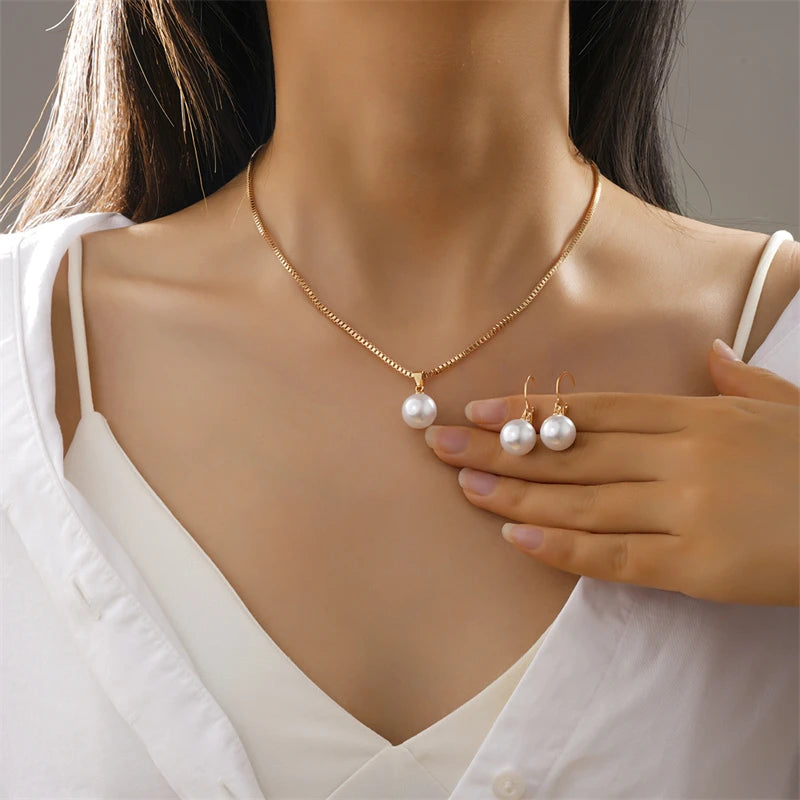 ✨ Elegant Imitation Pearl Jewelry Set for Women ✨
Add a touch of timeless beauty to your style with this vintage-inspired jewelry set, featuring a gold-tone chain necklace and matching earrings adorned with classic imitat