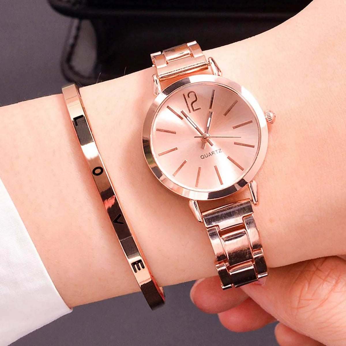 ✨ 2PCS Luxury Women's Watch Set – Elegance Meets Simplicity ✨

Add a touch of timeless charm to your look with this 2-piece luxury women’s watch set, featuring a sleek simple dial and a stylish hollow gold bracelet st
