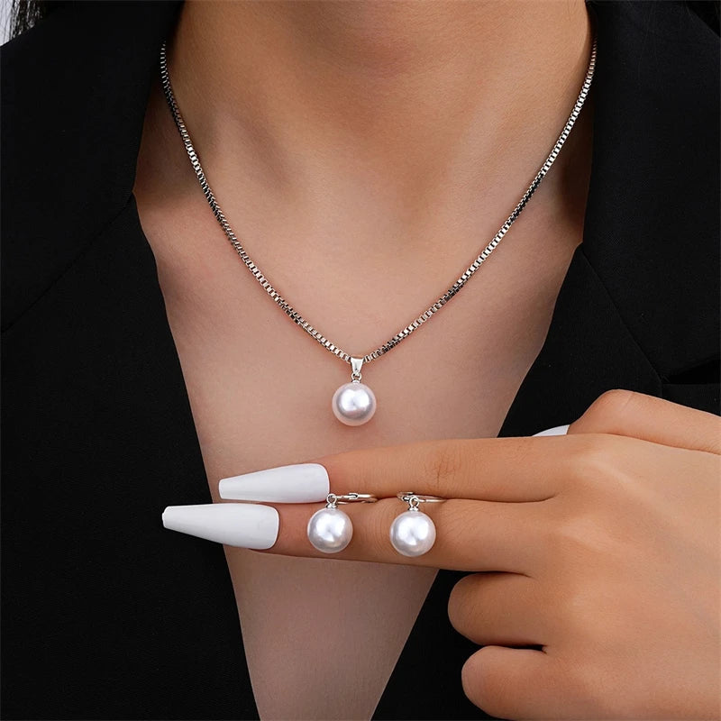 ✨ Elegant Imitation Pearl Jewelry Set for Women ✨
Add a touch of timeless beauty to your style with this vintage-inspired jewelry set, featuring a gold-tone chain necklace and matching earrings adorned with classic imitat